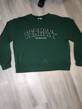 H&M Forest Green Crewneck Sweatshirt with Vermont Graphic